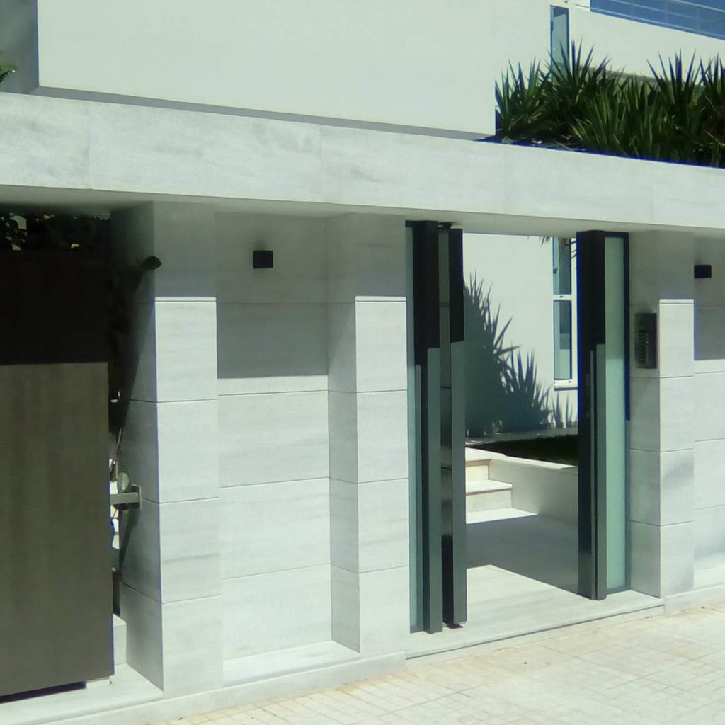 επένδυση εισόδου με μάρμαρο